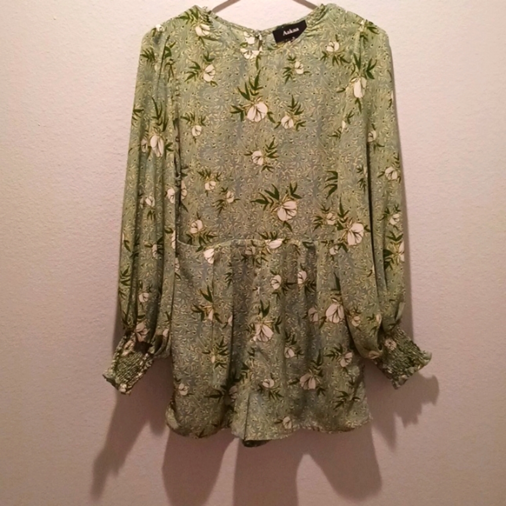 Size S rompers from Aakaa.
